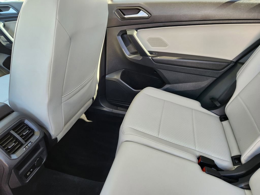 Used 2020 Volkswagen Tiguan SE w/ Panoramic Sunroof Package image 21
