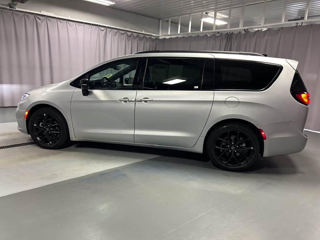 Used 2026 Chrysler Pacifica Select w/ S Appearance Package FWD image 4