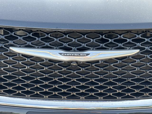 Used 2023 Chrysler Pacifica Touring-L FWD image 28