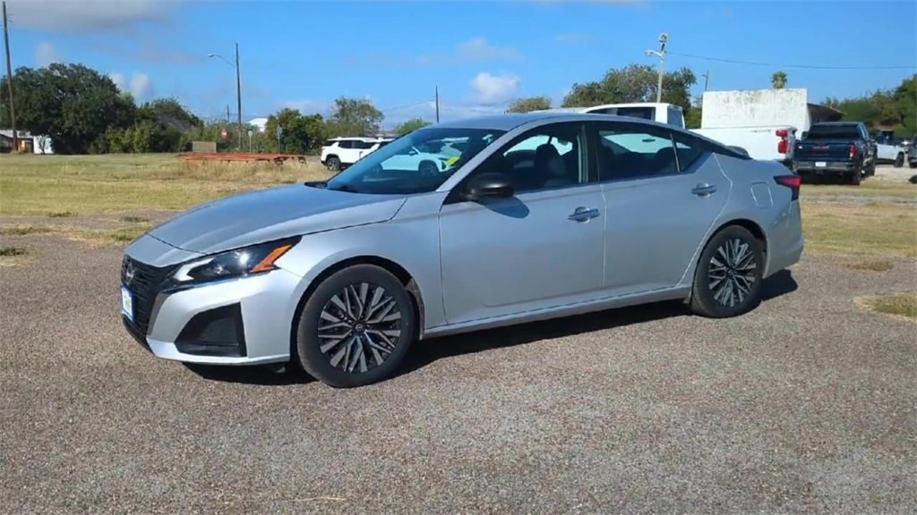 Used 2024 Nissan Altima 2.5 SV image 4