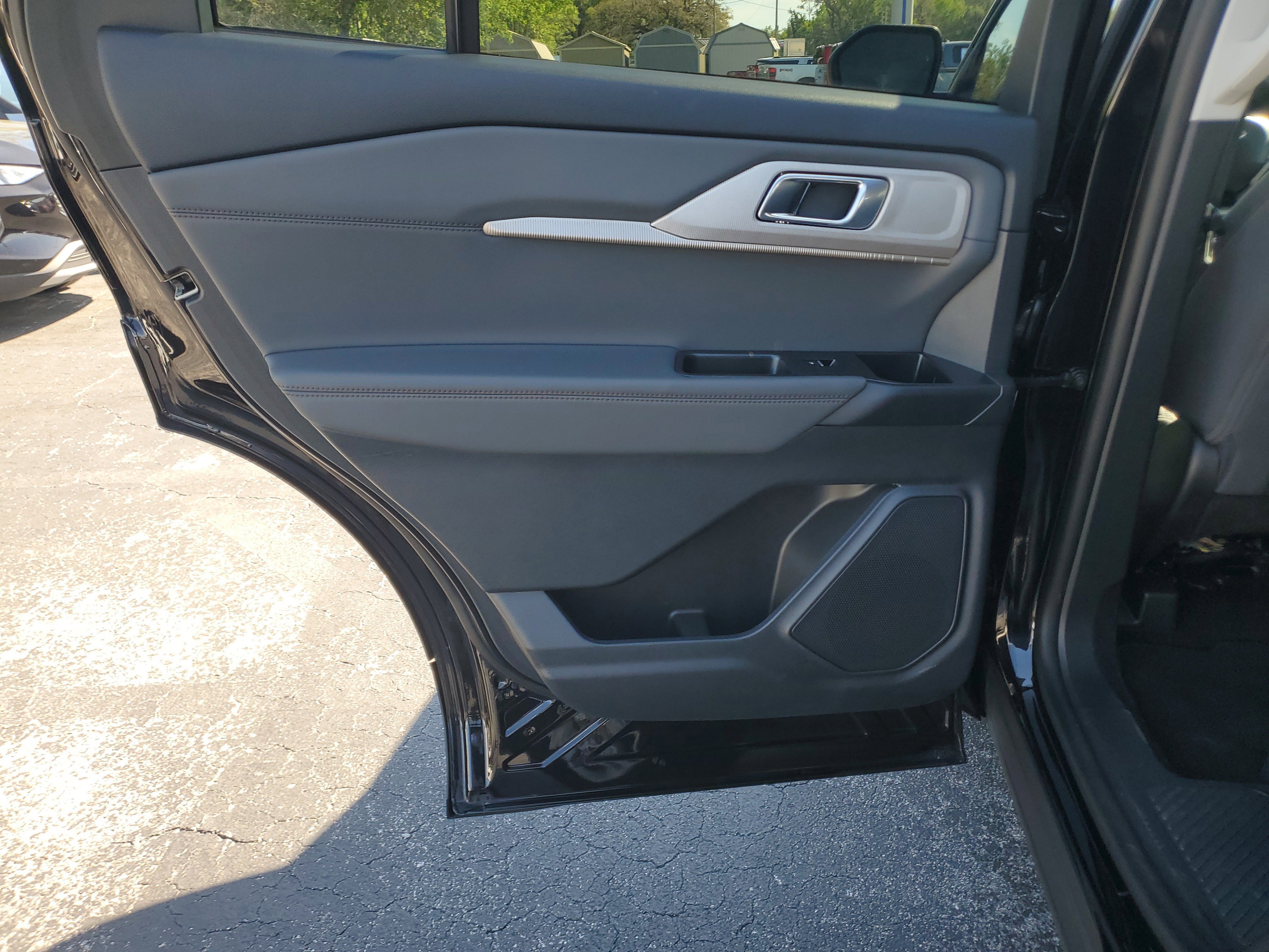 Used 2025 Ford Explorer Active RWD image 23