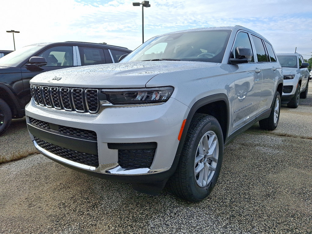 New 2025 Jeep Grand Cherokee L Laredo image 1