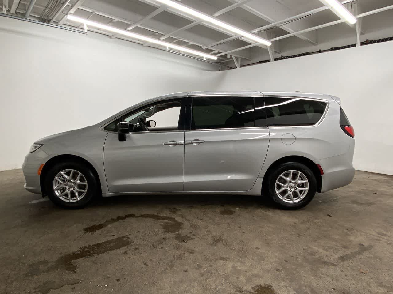 Used 2024 Chrysler Pacifica Touring-L FWD image 3