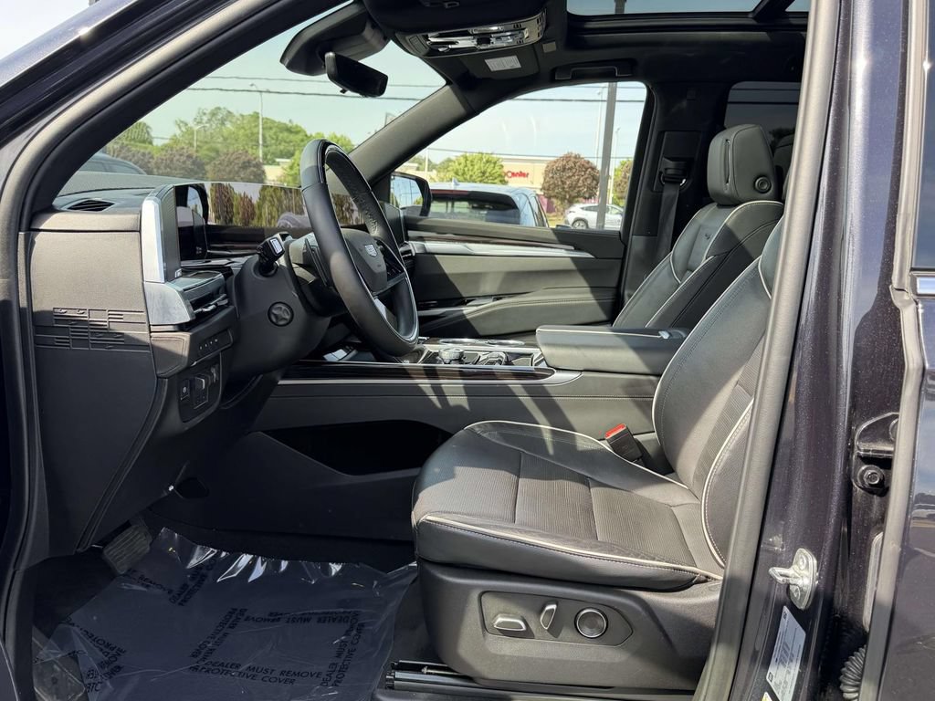 Used 2025 Cadillac Escalade Premium Luxury AWD/4WD image 17