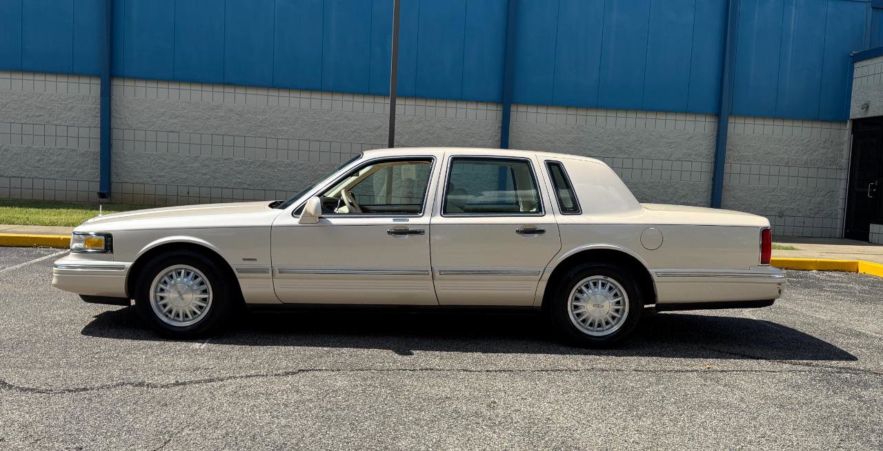 Used 1996 Lincoln Town Car Cartier image 4