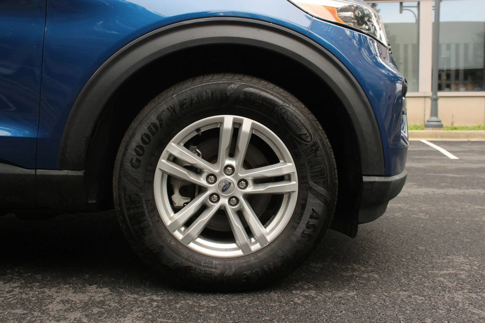 Used 2021 Ford Explorer XLT w/ Equipment Group 202A AWD/4WD image 4