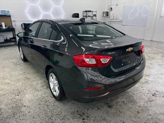 Used 2017 Chevrolet Cruze LT image 4