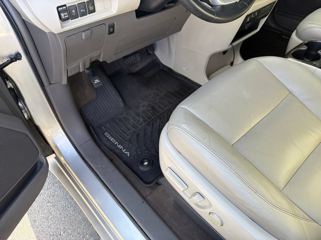 Used 2017 Toyota Sienna XLE w/ XLE Navigation Package FWD image 17
