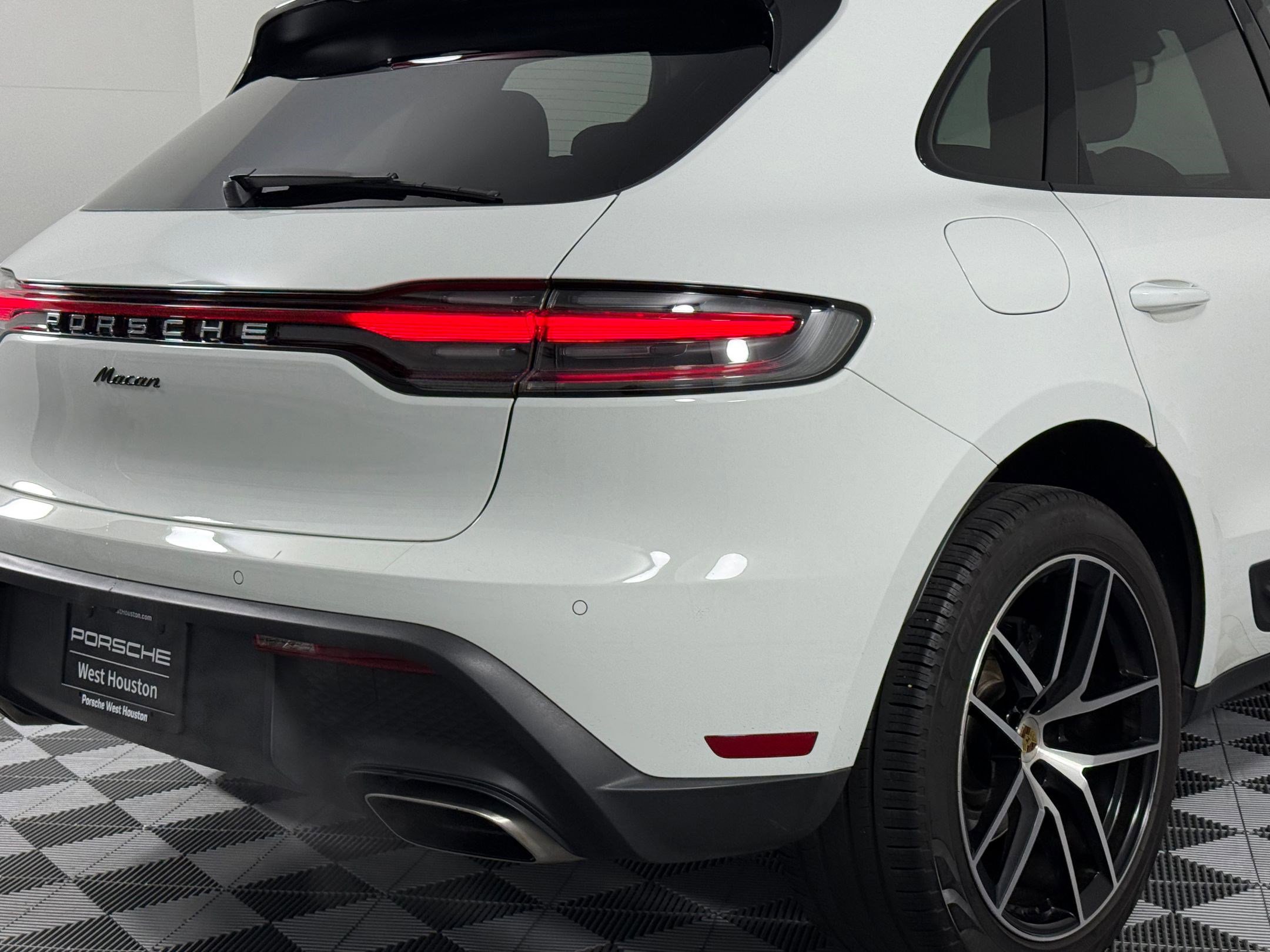 Certified 2022 Porsche Macan image 13