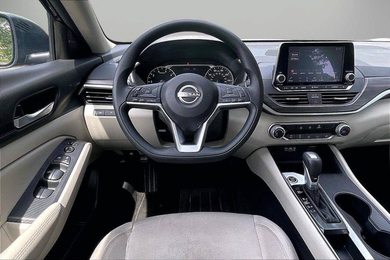 Used 2025 Nissan Altima 2.5 SV FWD image 12