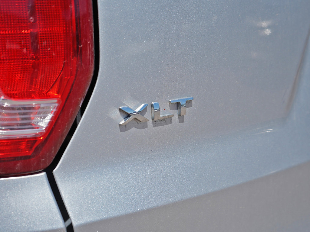 Used 2016 Ford Explorer XLT w/ Equipment Group 201A AWD/4WD image 9