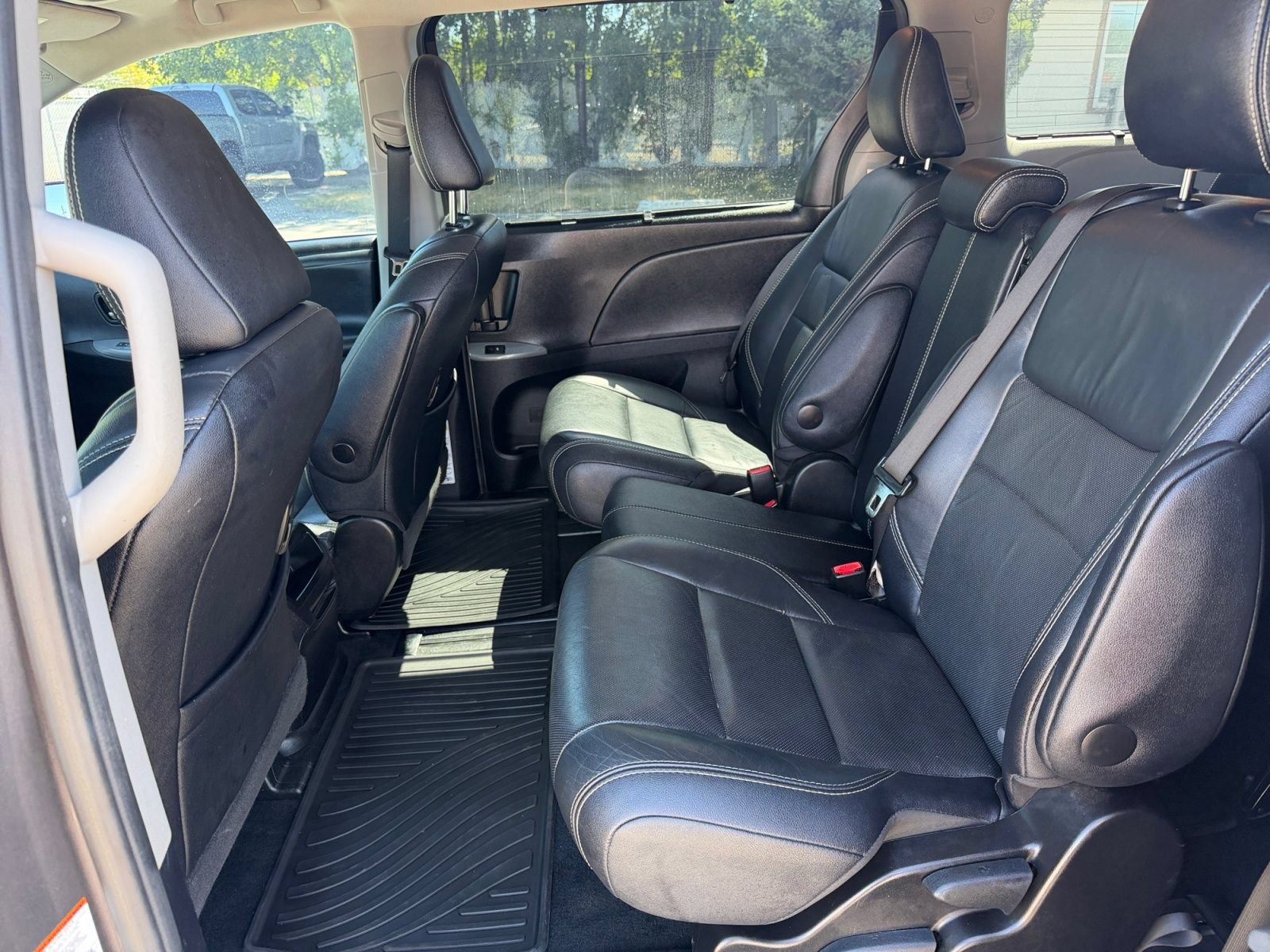 Used 2017 Toyota Sienna SE w/ SE Preferred Package FWD image 24