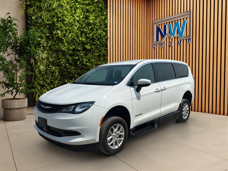 Used 2022 Chrysler Voyager LX FWD image 3