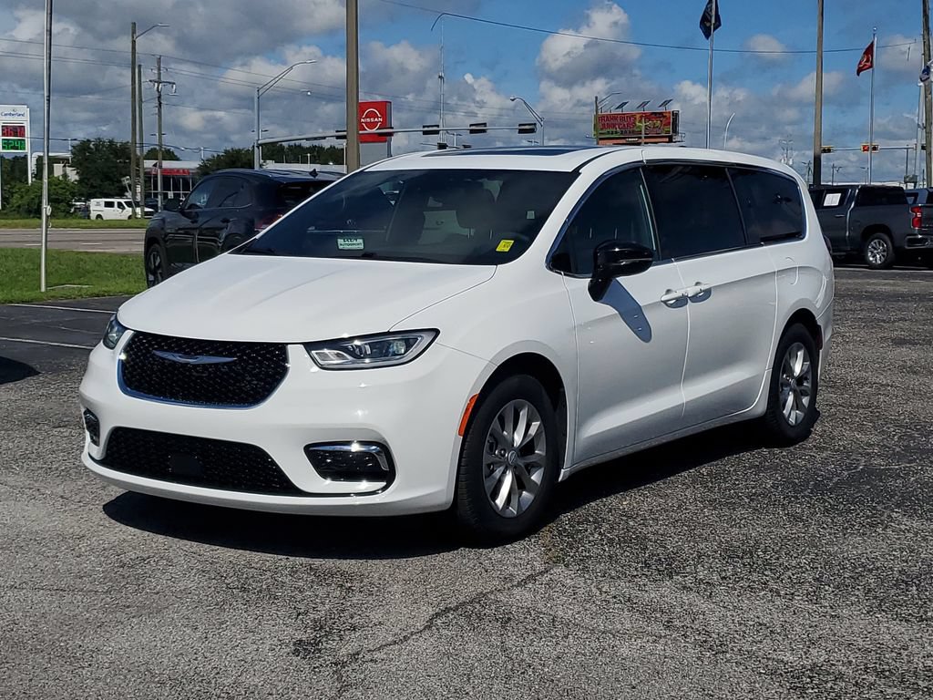 Used 2026 Chrysler Pacifica Limited FWD image 2