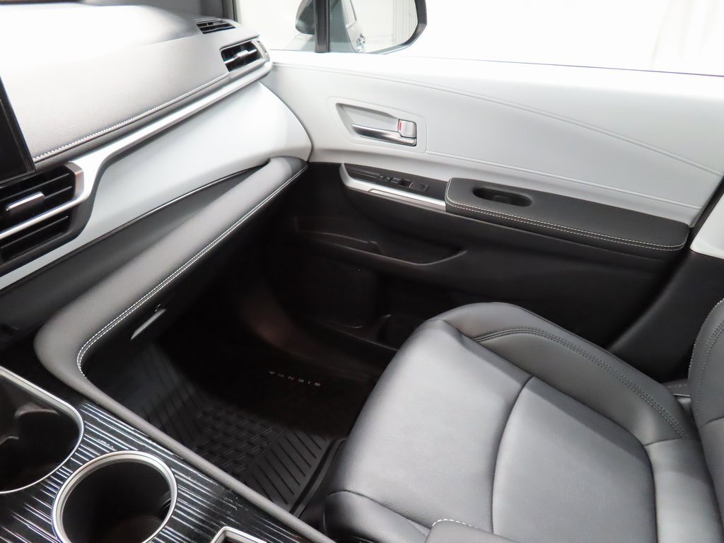 Used 2025 Toyota Sienna XSE image 19