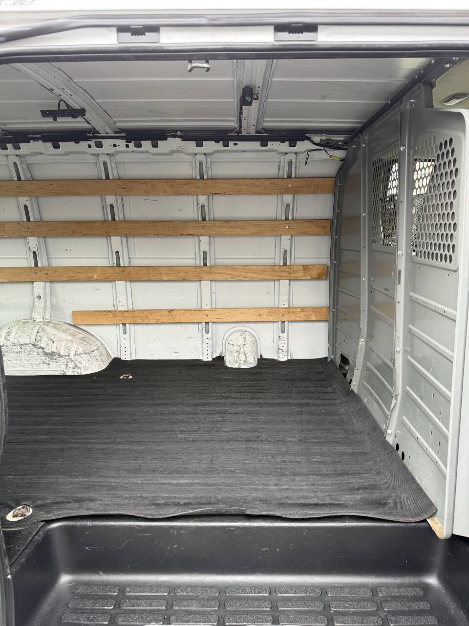 Used 2017 GMC Savana 2500 RWD image 16