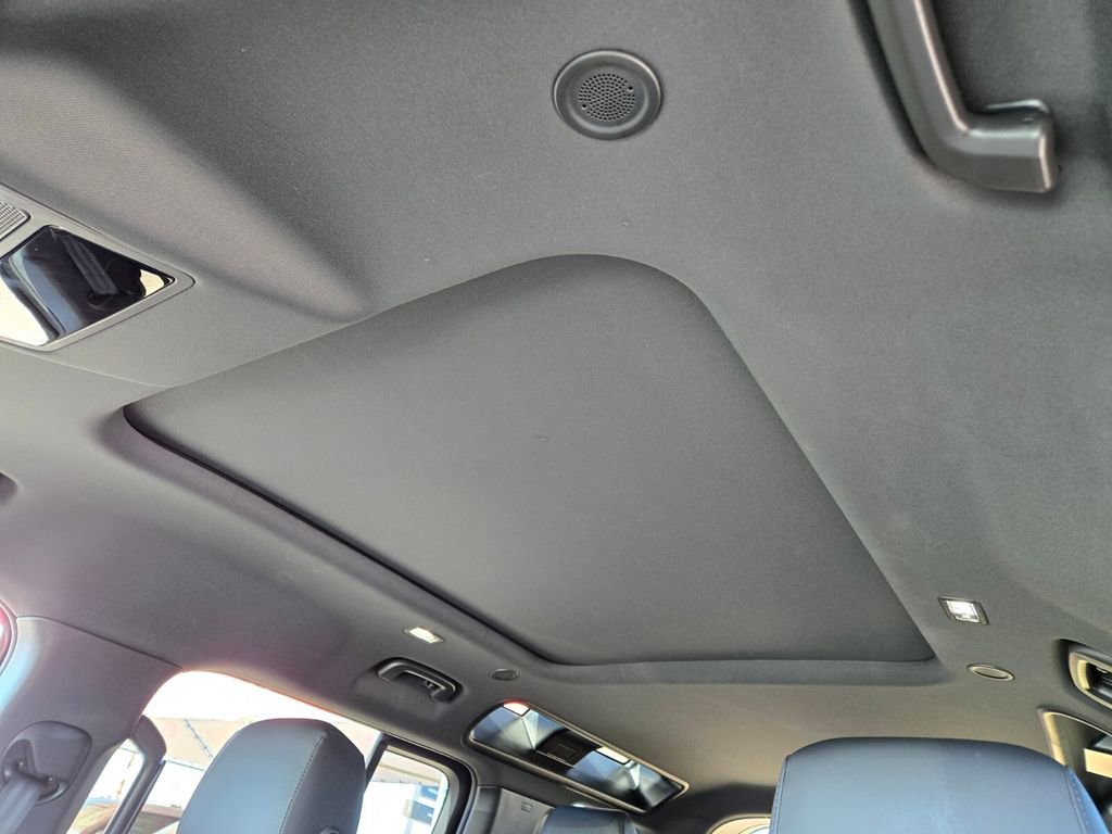 Used 2025 Land Rover Defender 110 S image 12