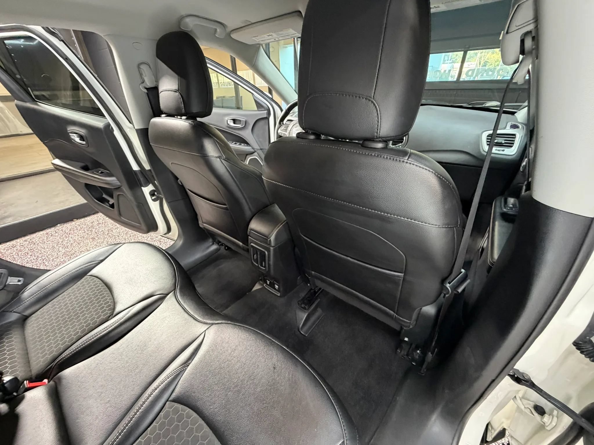 Used 2019 Jeep Compass Latitude w/ Cold Weather Group AWD/4WD image 33