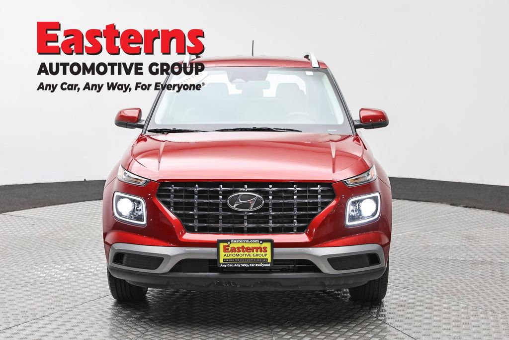 Used 2025 Hyundai Venue Limited FWD image 2