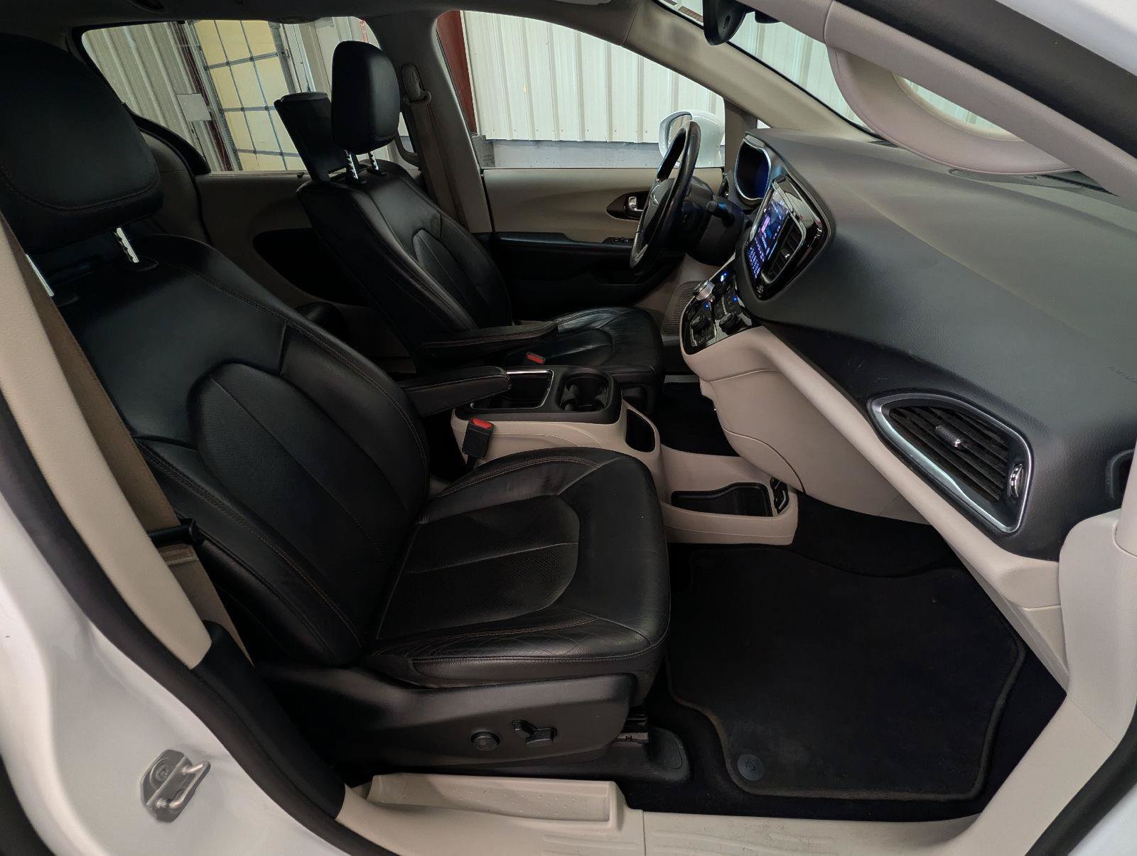 Used 2019 Chrysler Pacifica Touring-L Plus w/ Advanced Safetytec Group FWD image 30