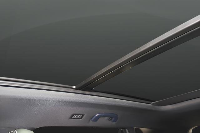 Certified 2025 Volkswagen Atlas Cross Sport SE w/ Panoramic Sunroof Package AWD/4WD image 29