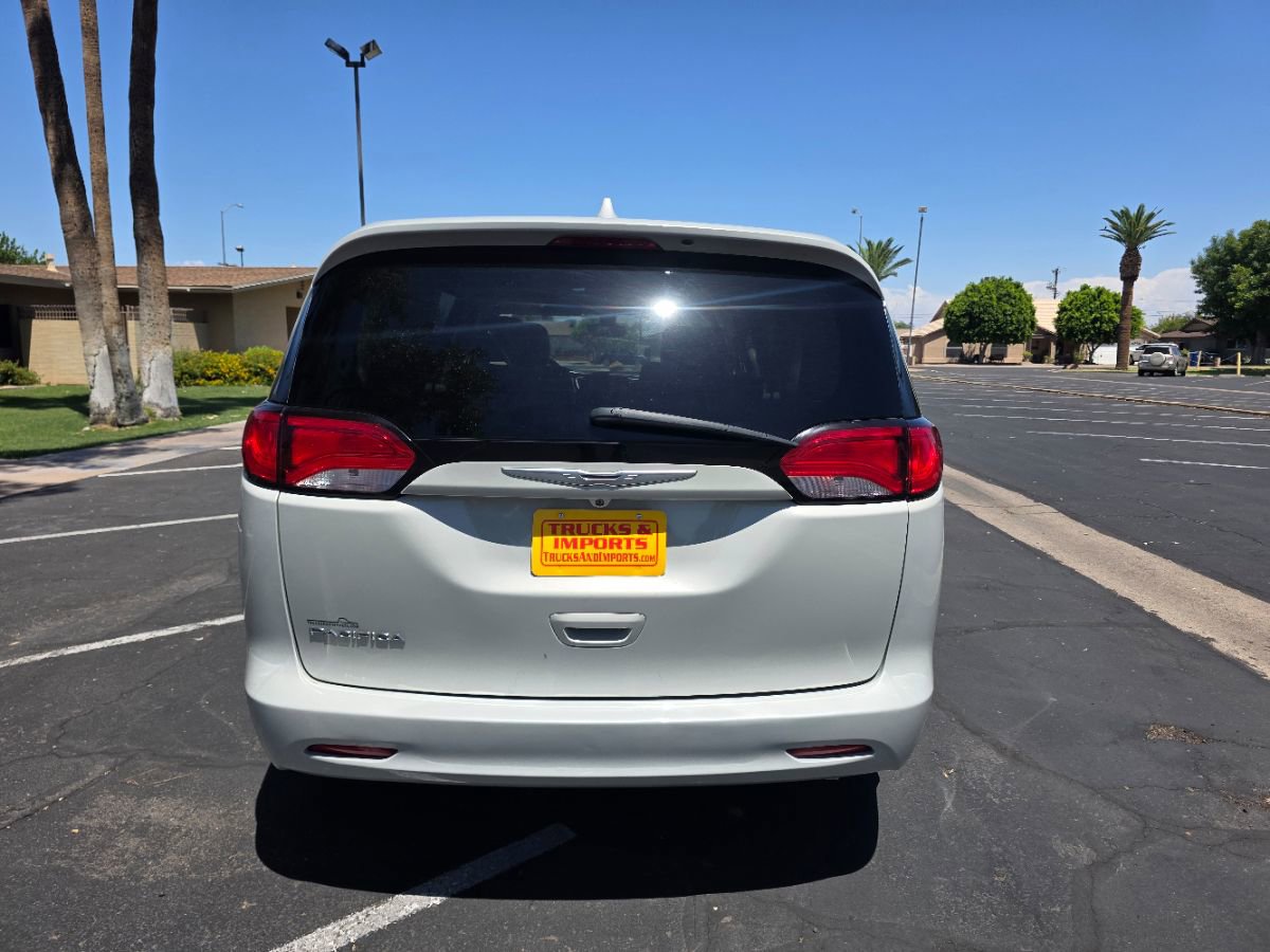 Used 2017 Chrysler Pacifica Touring w/ Tire & Wheel Group FWD image 8