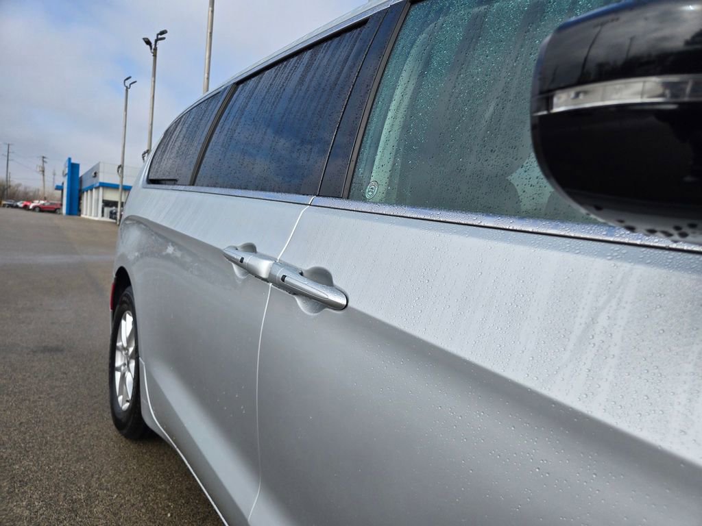 Used 2024 Chrysler Pacifica Touring-L FWD image 42