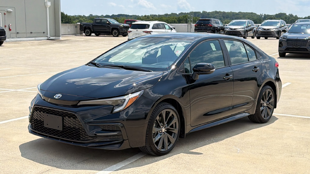 Used 2025 Toyota Corolla SE w/ SE Premium Package FWD image 2