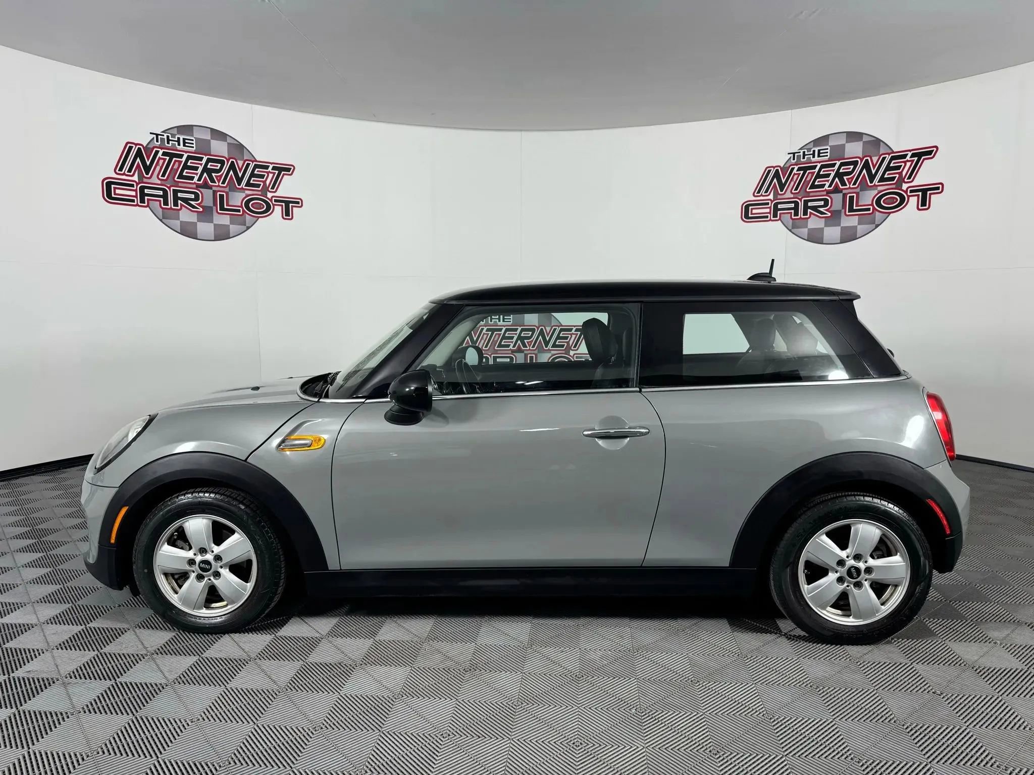 Used 2016 MINI Cooper 2-Door Hardtop image 4
