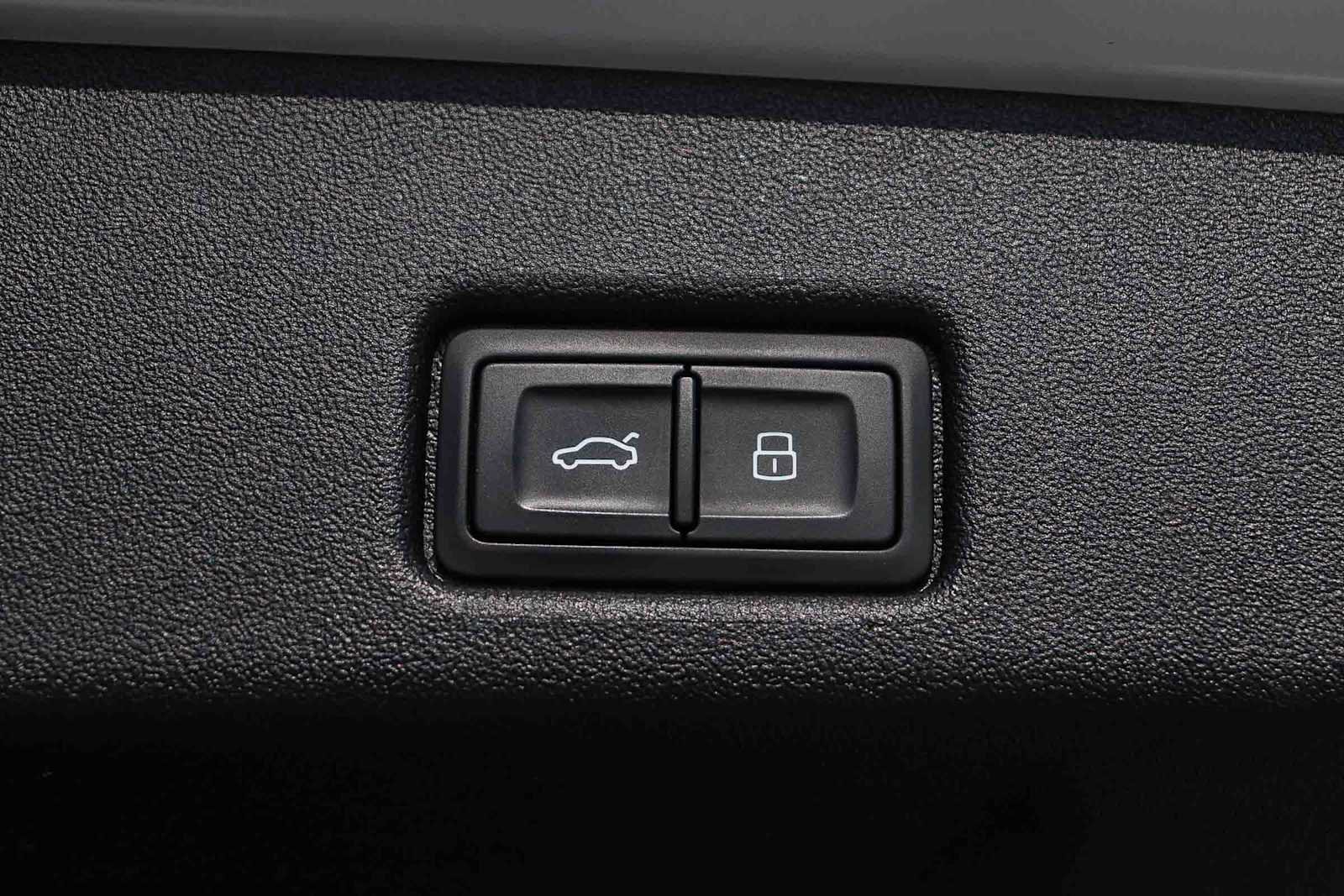 Used 2025 Audi Q5 Premium w/ Convenience Package image 34