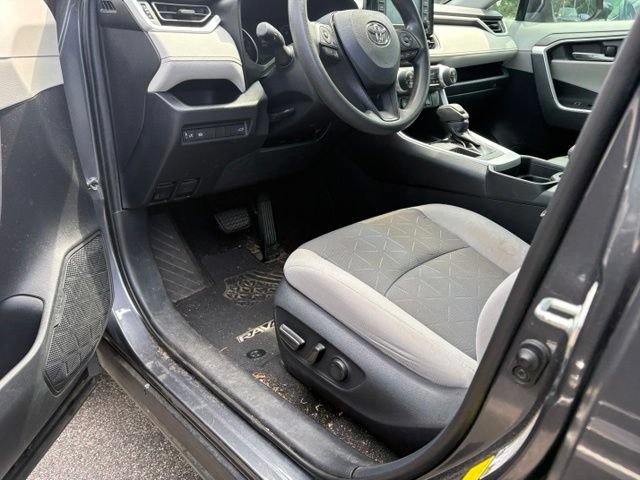 Used 2019 Toyota RAV4 XLE w/ Convenience Package FWD image 12