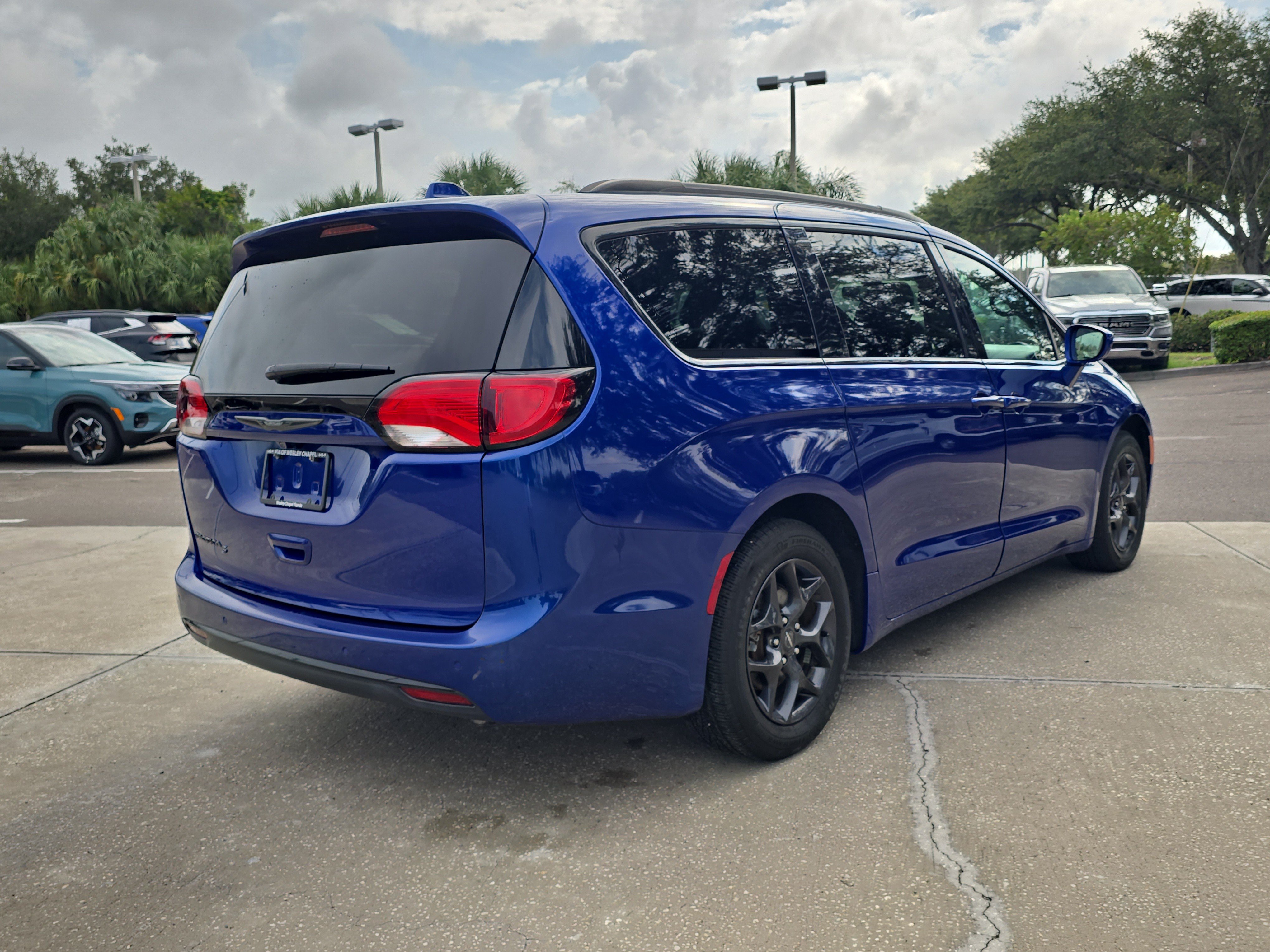 Used 2019 Chrysler Pacifica Touring-L w/ S Appearance Package FWD image 8