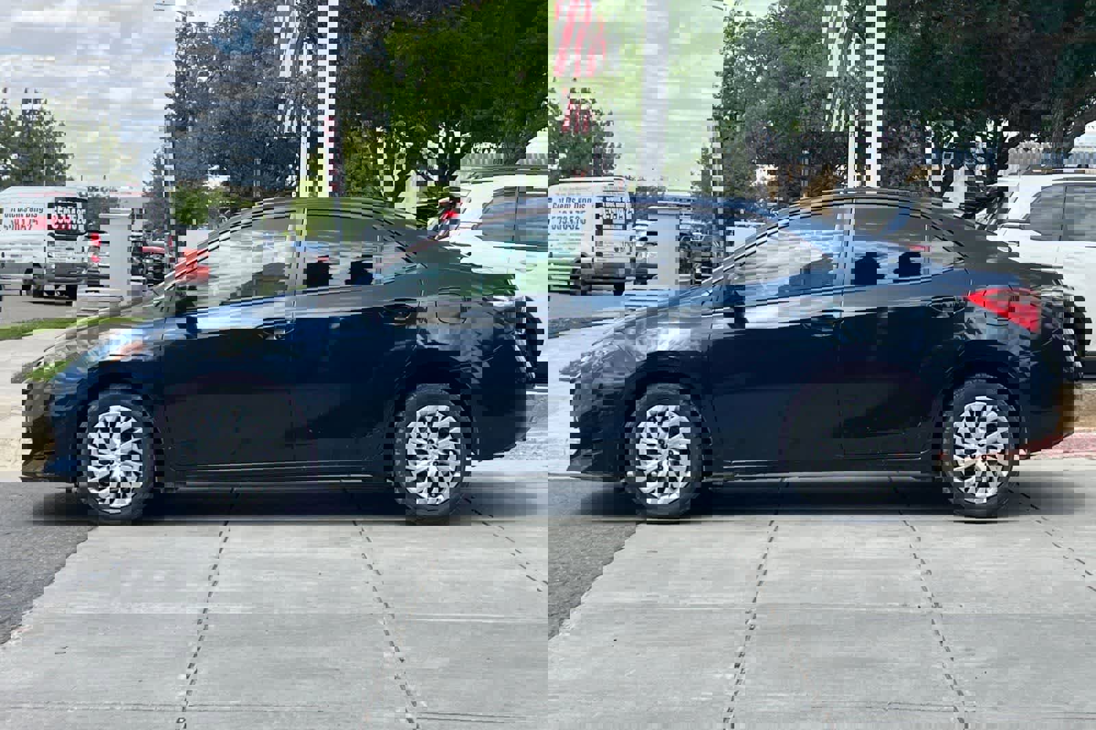 Used 2017 Toyota Corolla LE w/ Carpet Mat Package (TMS) FWD image 6