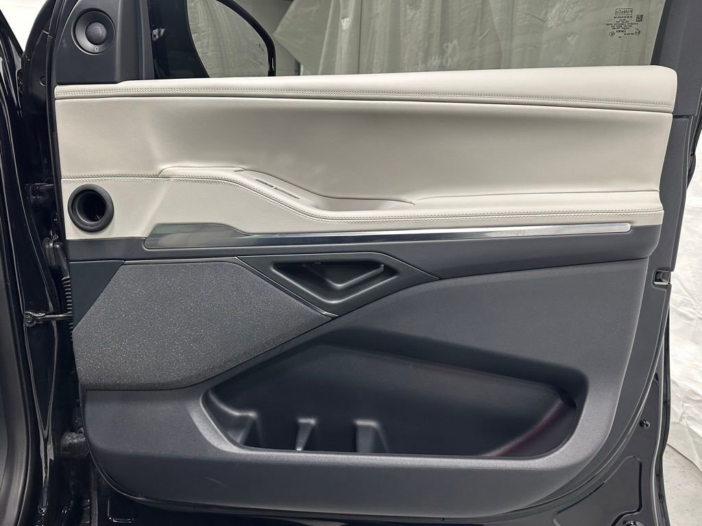 Used 2025 Lincoln Navigator Reserve image 63