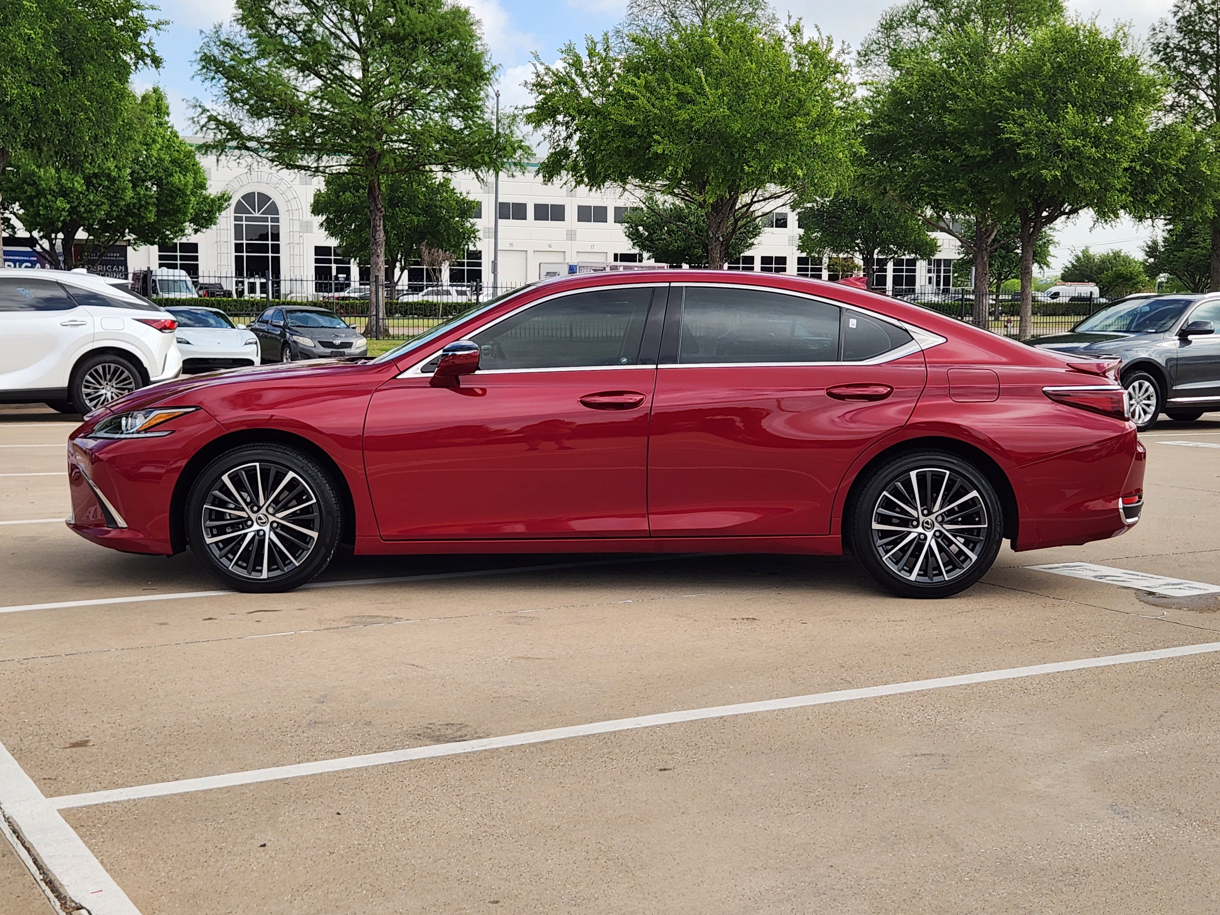 Used 2025 Lexus ES 300h w/ Premium Package image 3