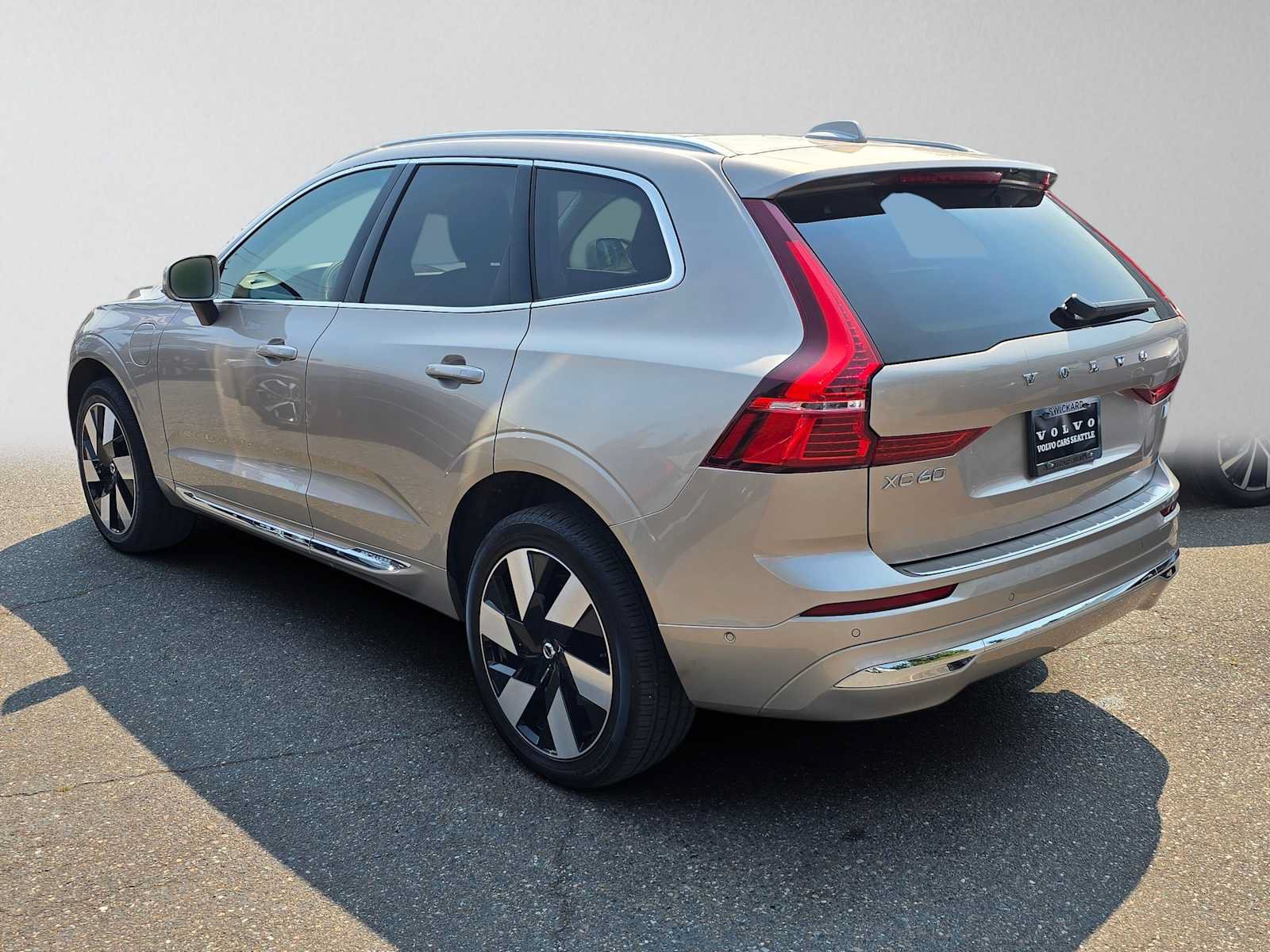 Used 2023 Volvo XC60 T8 Ultimate w/ Climate Package AWD/4WD image 5