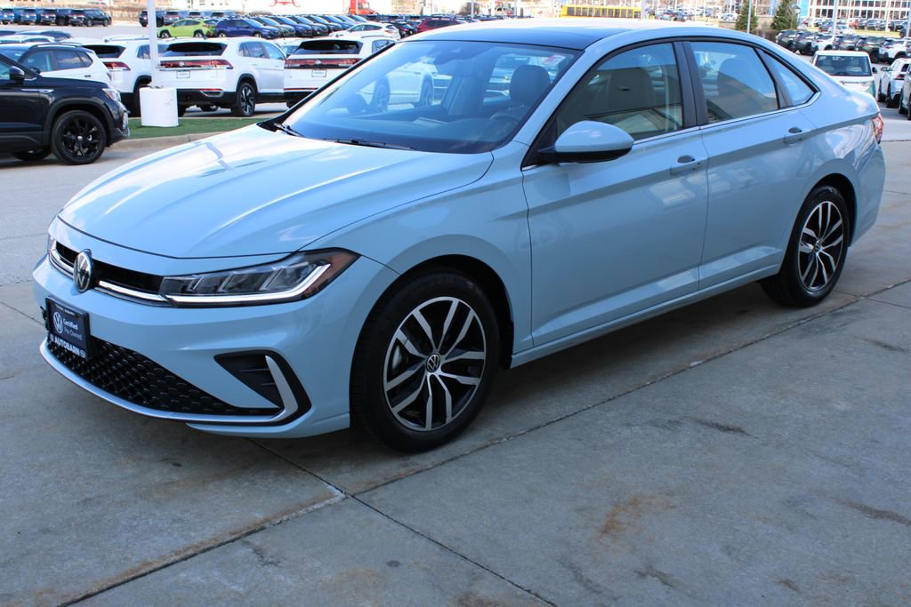 Used 2025 Volkswagen Jetta SE w/ Sunroof Package image 3