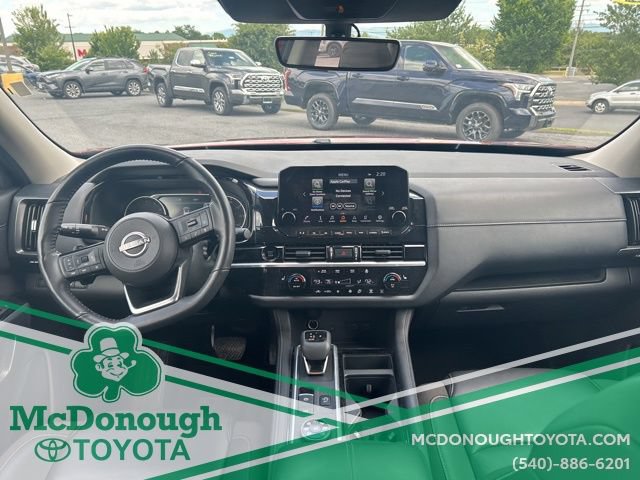 Used 2025 Nissan Pathfinder SL AWD/4WD image 12