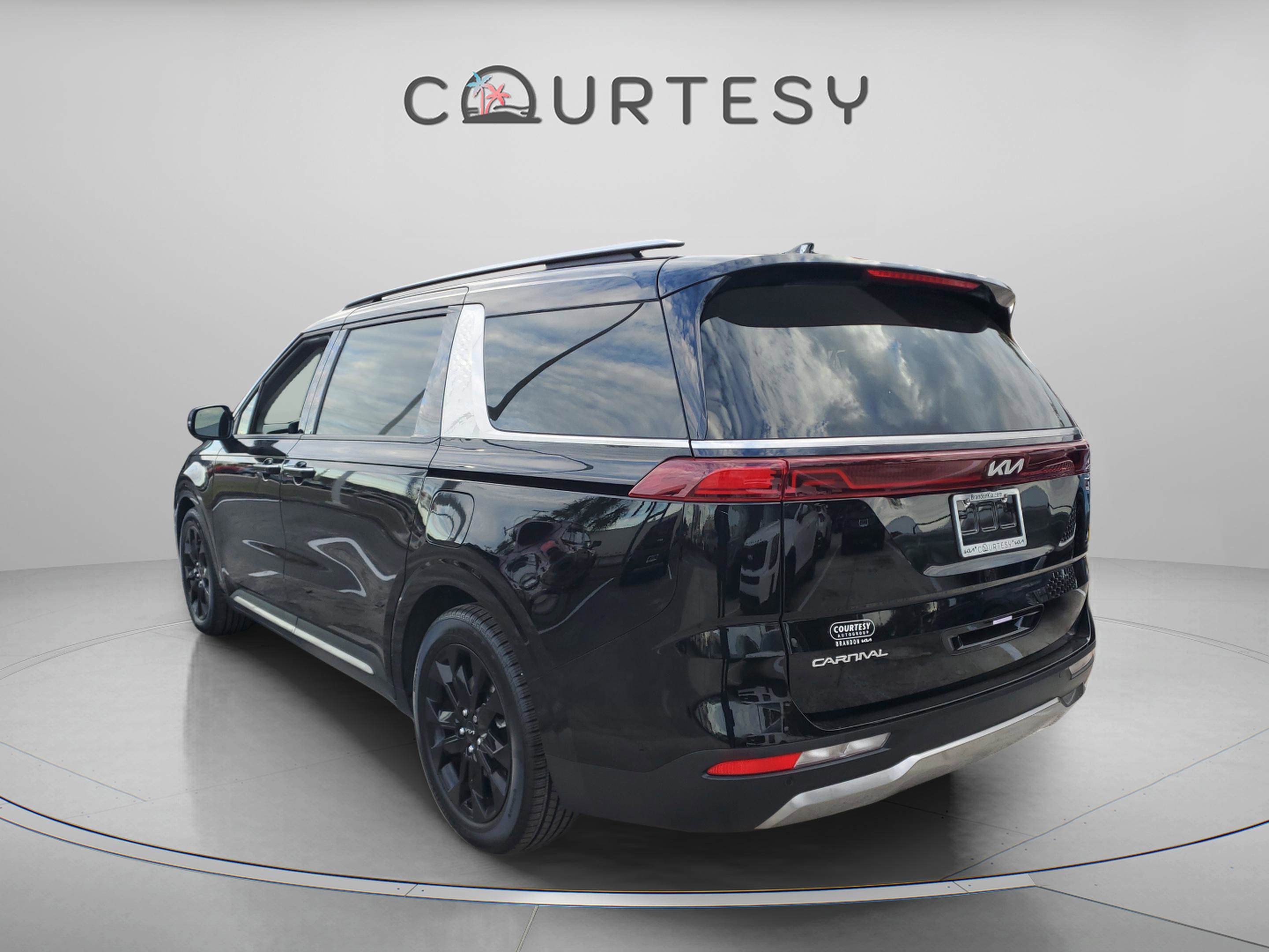 Used 2024 Kia Carnival SX Prestige image 2