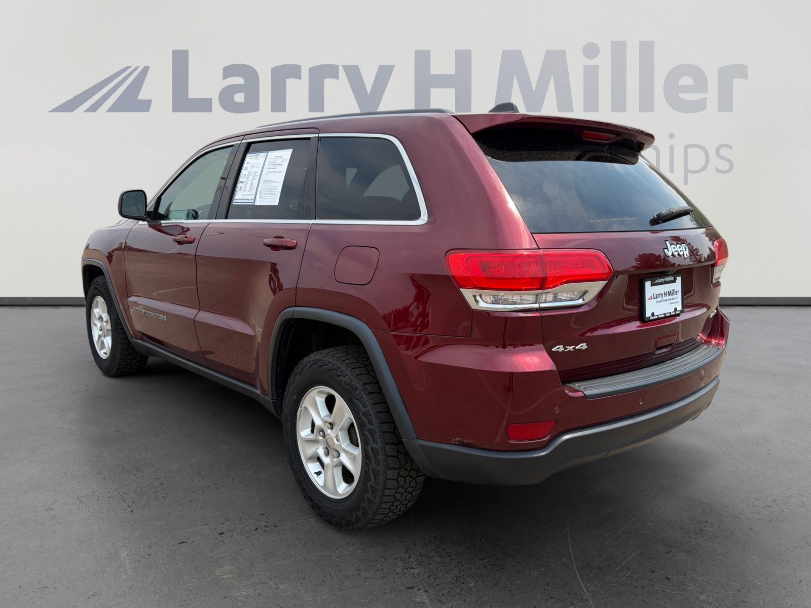 Used 2017 Jeep Grand Cherokee Laredo AWD/4WD image 4