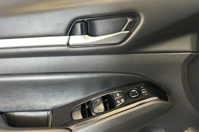 Used 2024 Nissan Altima 2.5 SR FWD image 12