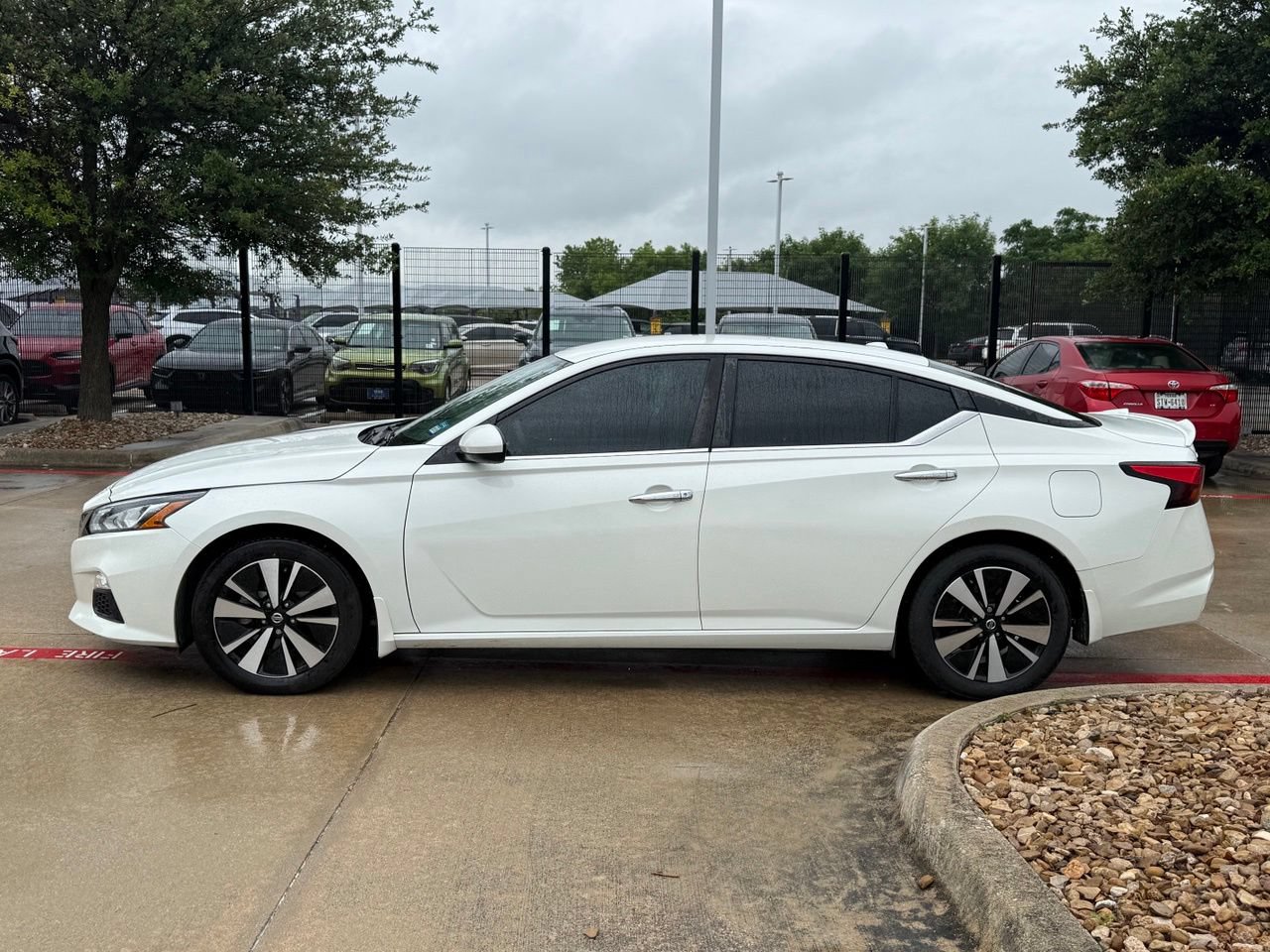 Used 2021 Nissan Altima 2.5 SV FWD image 2