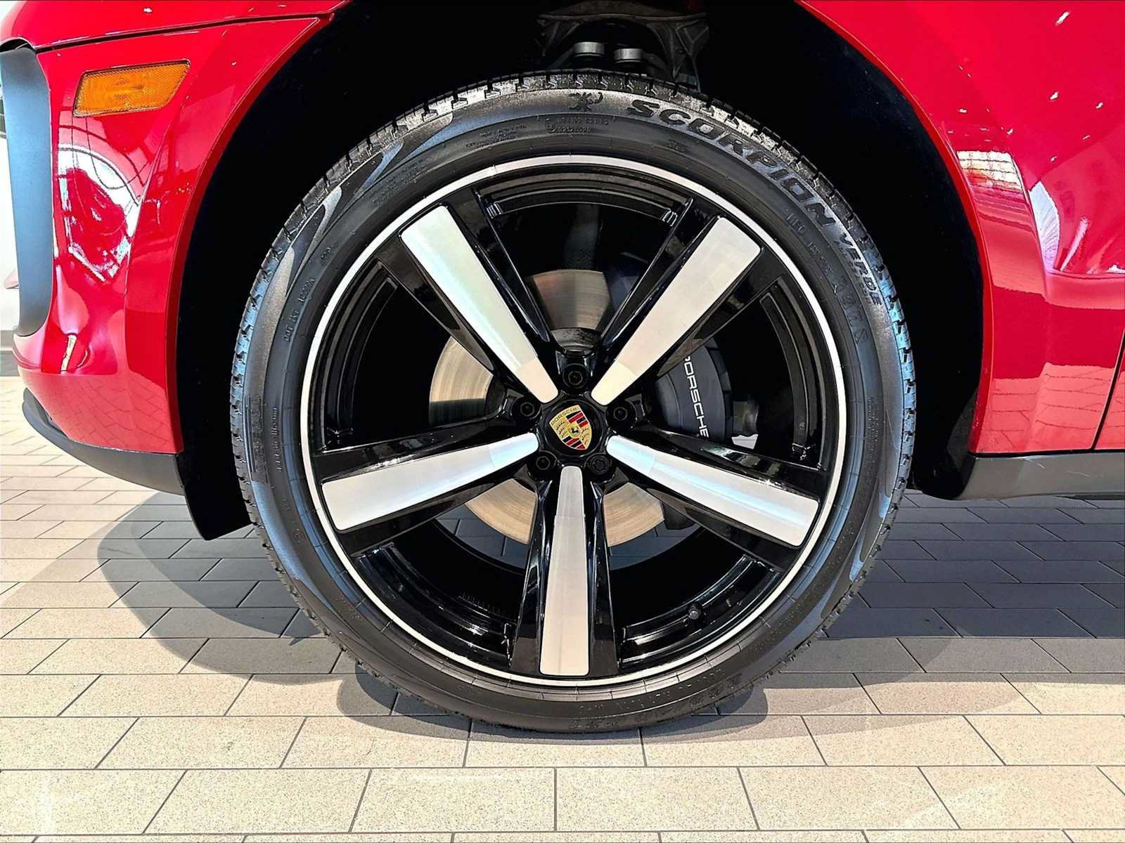 Used 2026 Porsche Macan AWD/4WD image 11