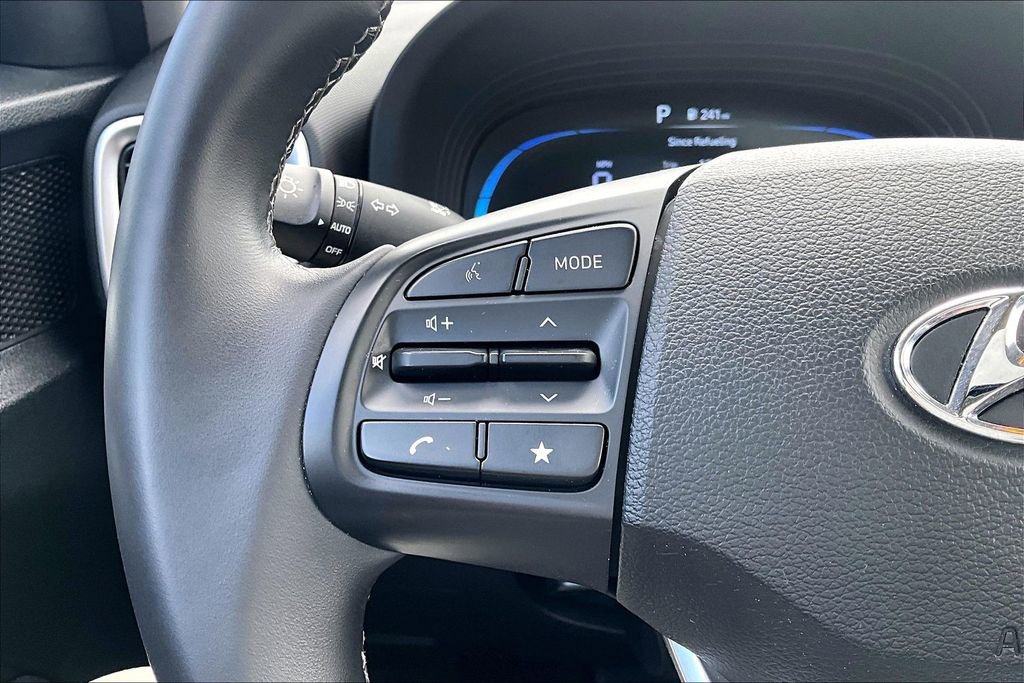Used 2025 Hyundai Venue SEL FWD image 18