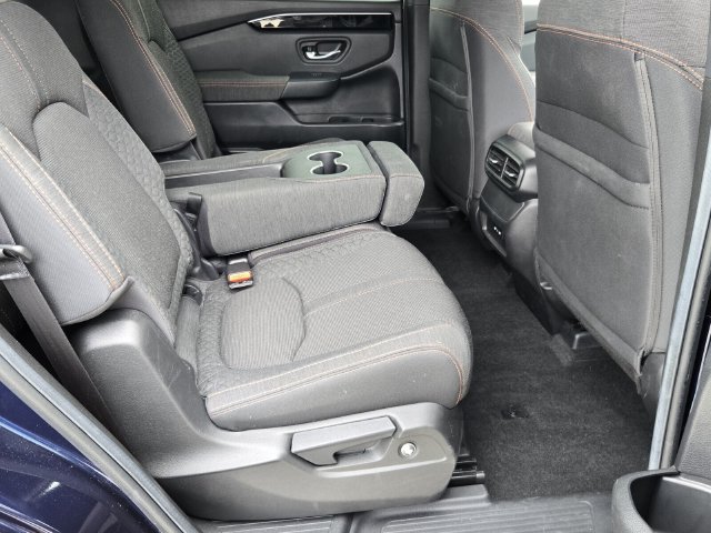 Used 2025 Honda Pilot Sport image 16