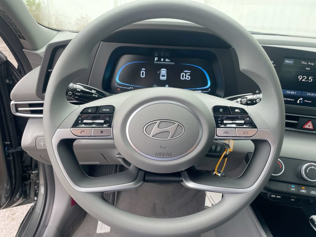 Used 2025 Hyundai Elantra SE FWD image 41