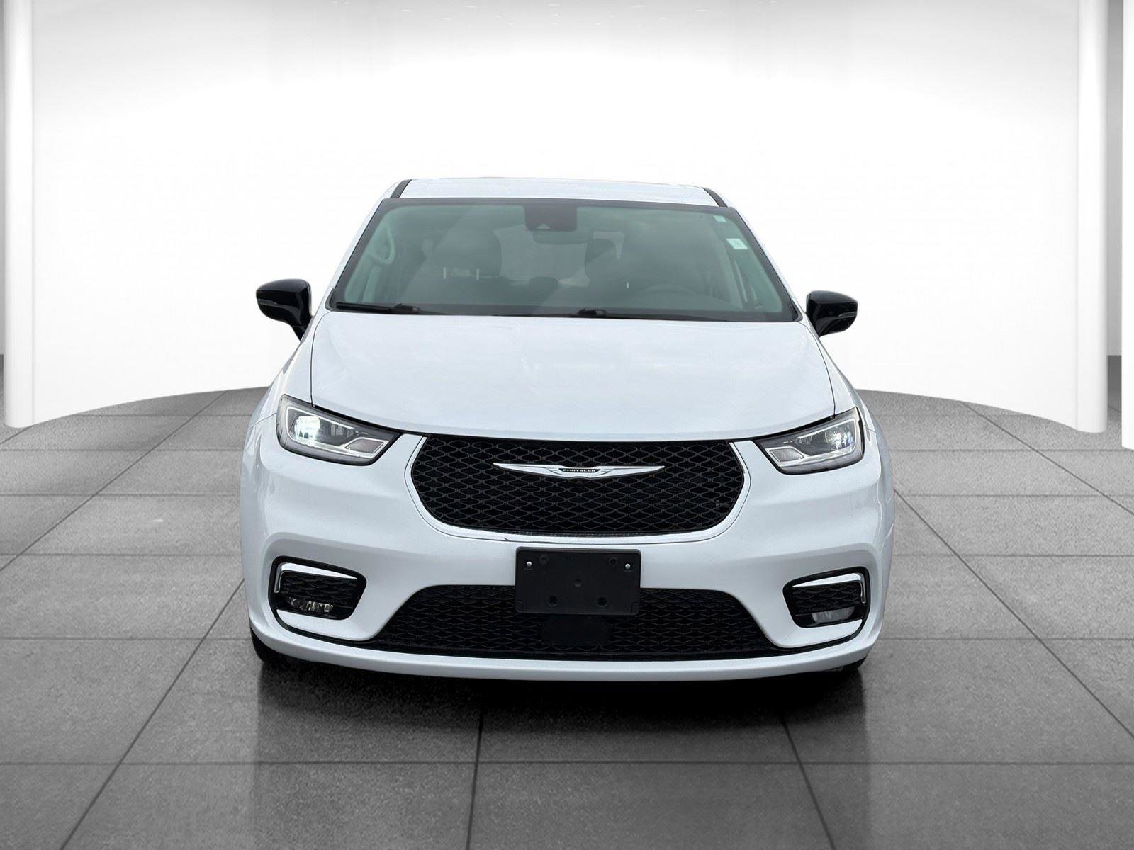 Used 2024 Chrysler Pacifica Touring-L image 2