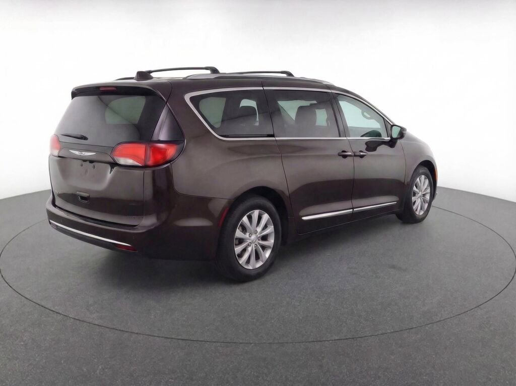 Used 2018 Chrysler Pacifica Touring-L image 5