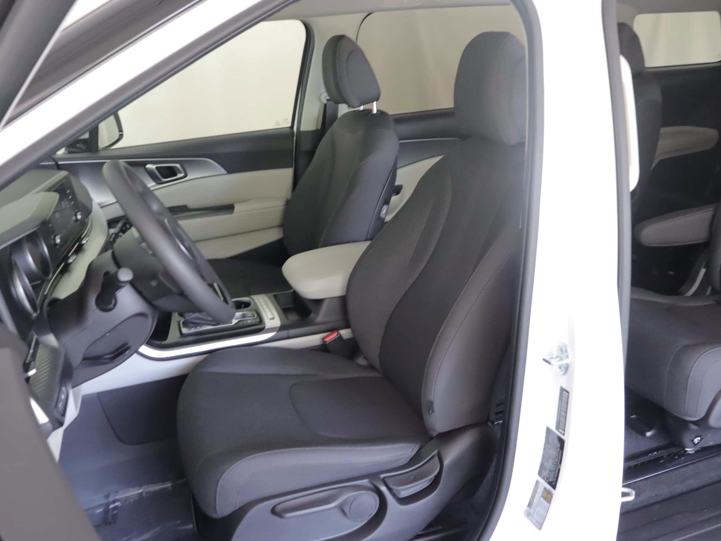 Used 2024 Kia Carnival LX FWD image 6