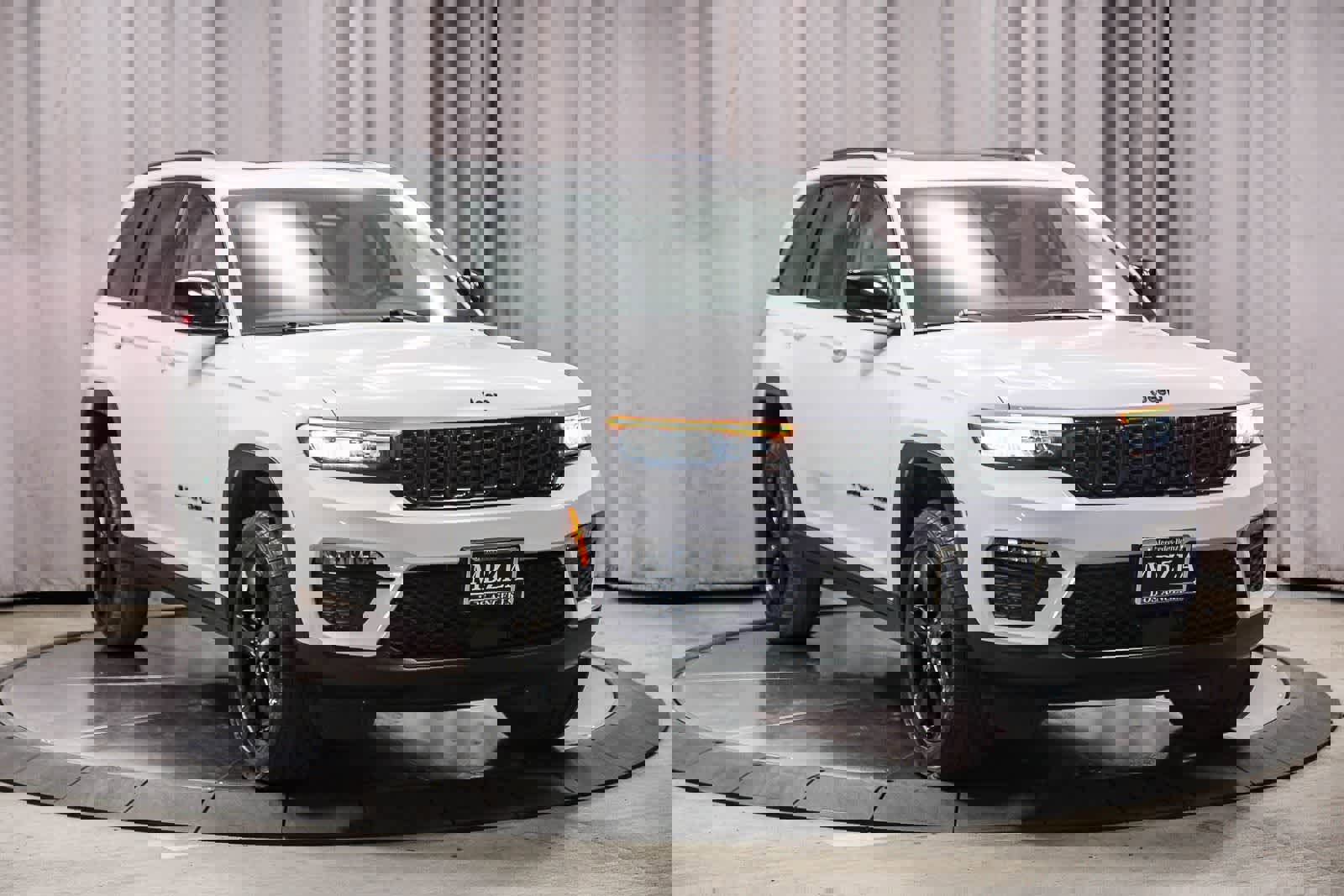 Used 2023 Jeep Grand Cherokee Limited w/ Black Appearance Package image 5